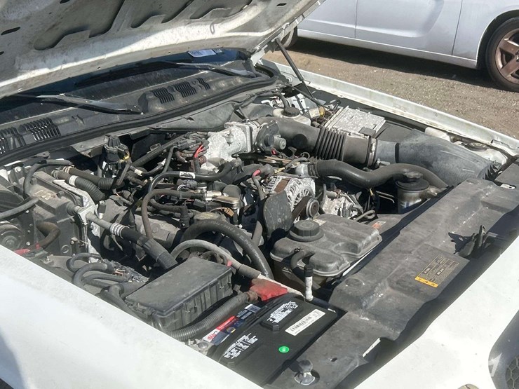 2010-ford-crown-victoria-image-7