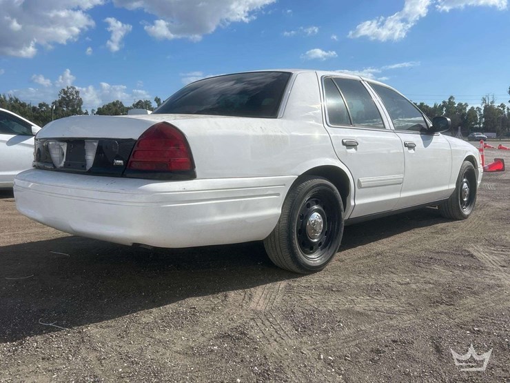 2010-ford-crown-victoria-image-3