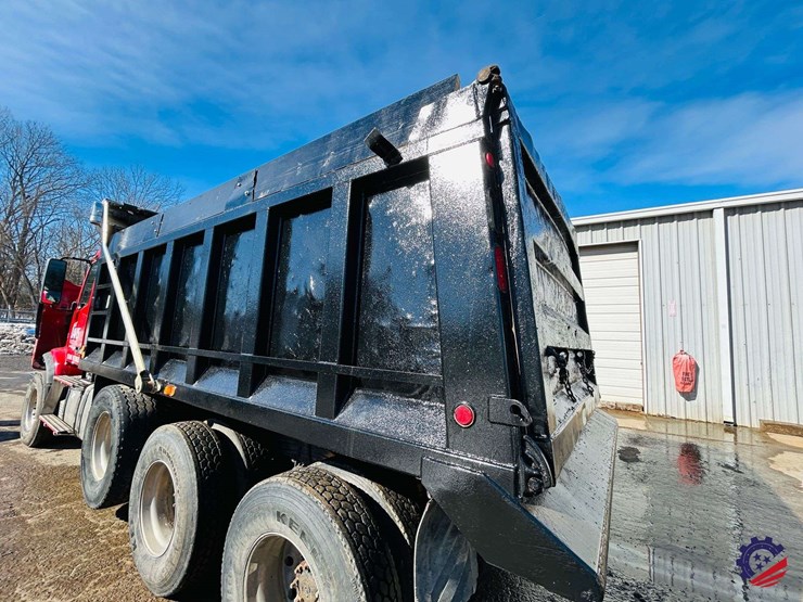 2011-volvo-truck-vhd-tri-axle-dump-truck-image-42