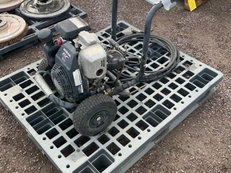 simpson-gas-powered-pressure-washer-image-1