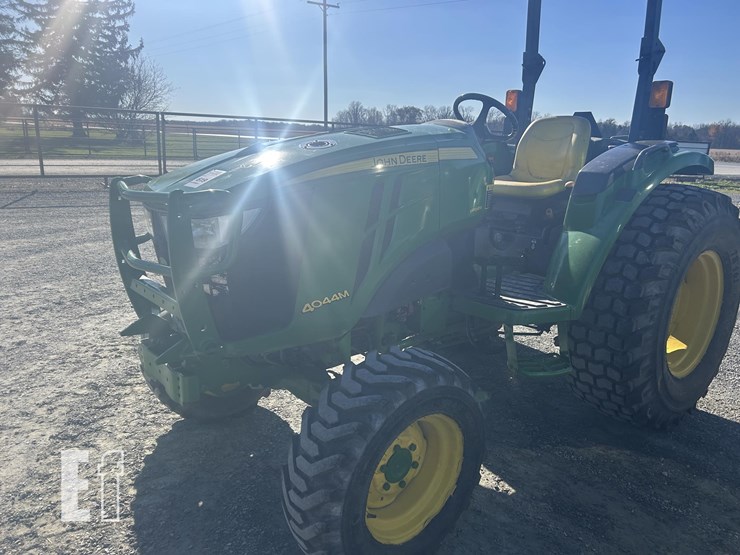 2015-john-deere-4044m-image-1
