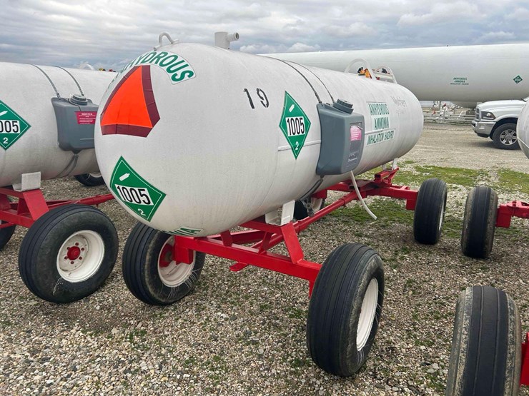 1000-gal.-nh3-tank-on-gear-#19 sells-offsite-image-8