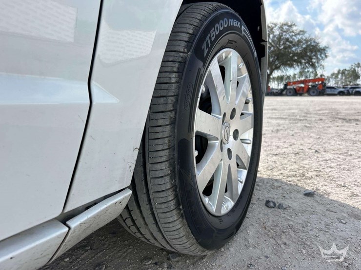 2016-chrysler-town-&-country-image-26