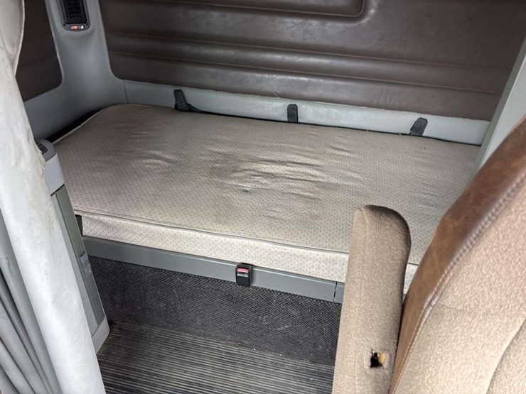 2000-freightliner-flc120-image-29