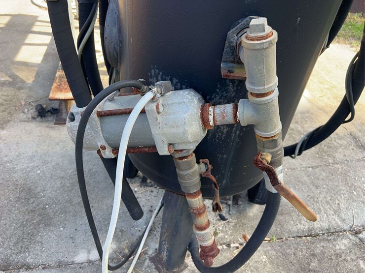 mobile-sand-blaster-and-rack-image-8