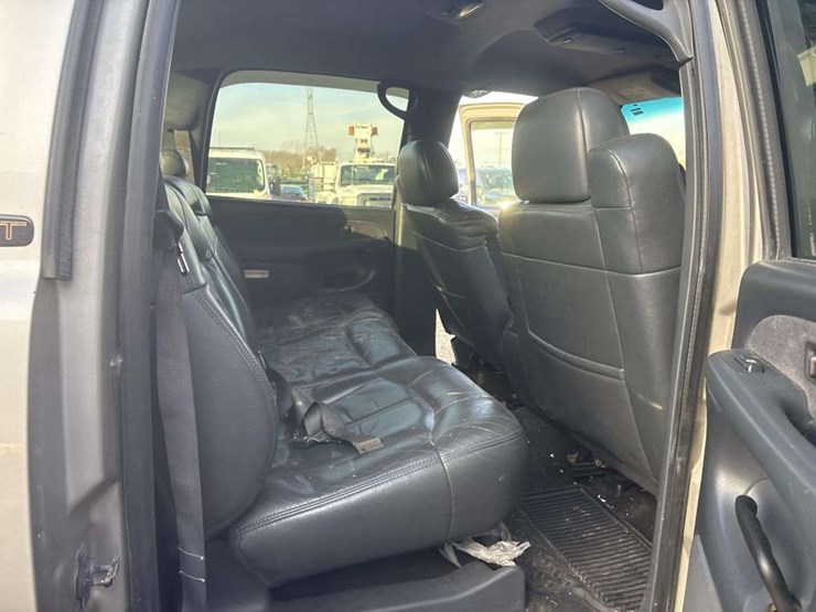 2002-chevrolet-silverado-2500hd-image-17