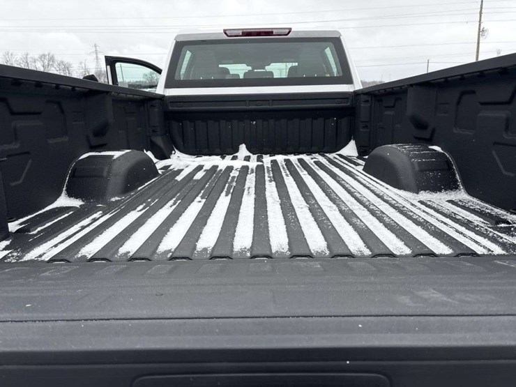 2023-chevrolet-3500-image-16