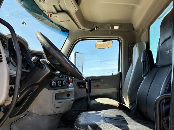 2020-peterbilt-567-image-7