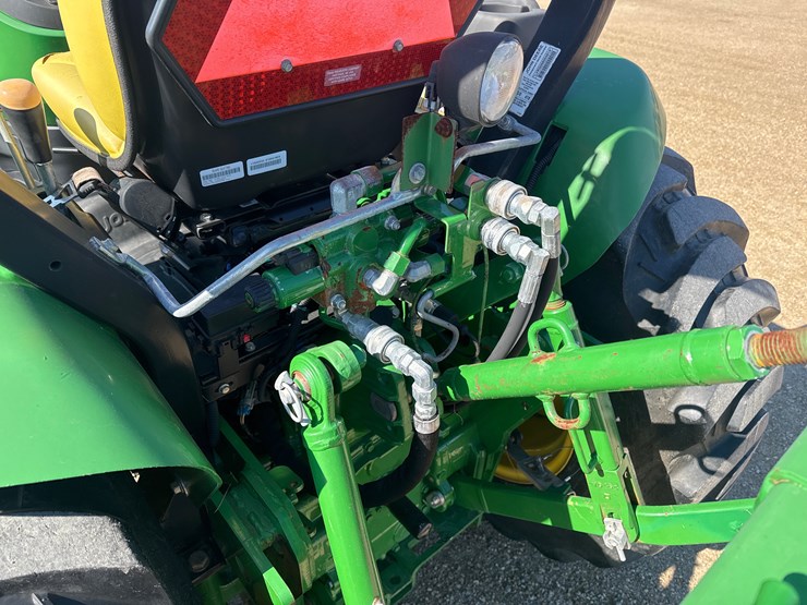 2019-john-deere-3039r-image-9