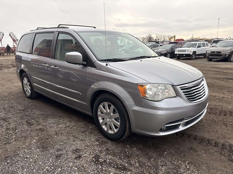 2014-chrysler-town-&-country-image-6