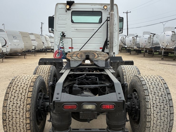 2014-volvo-vnl-image-5