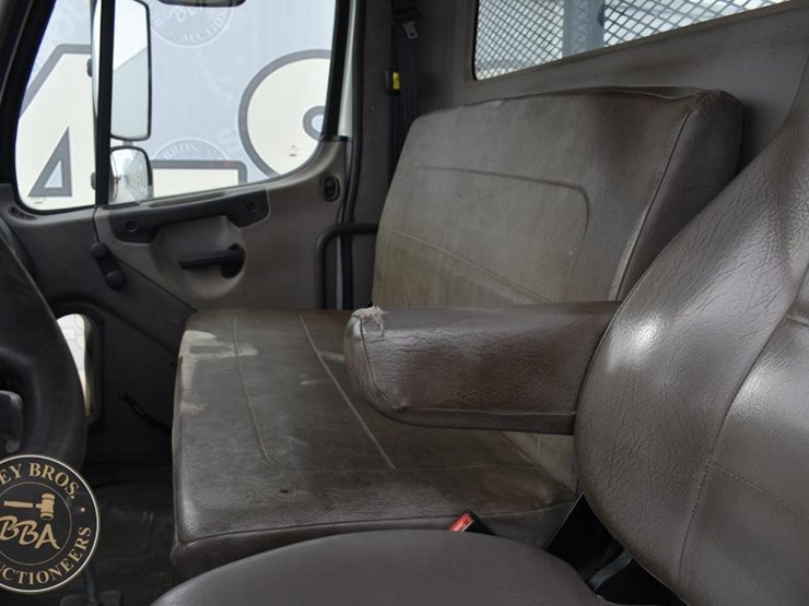 2015-freightliner-business-class-m2-106-image-24