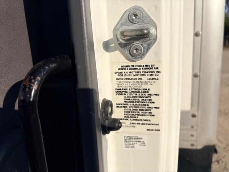 2013-isuzu-npr-image-22