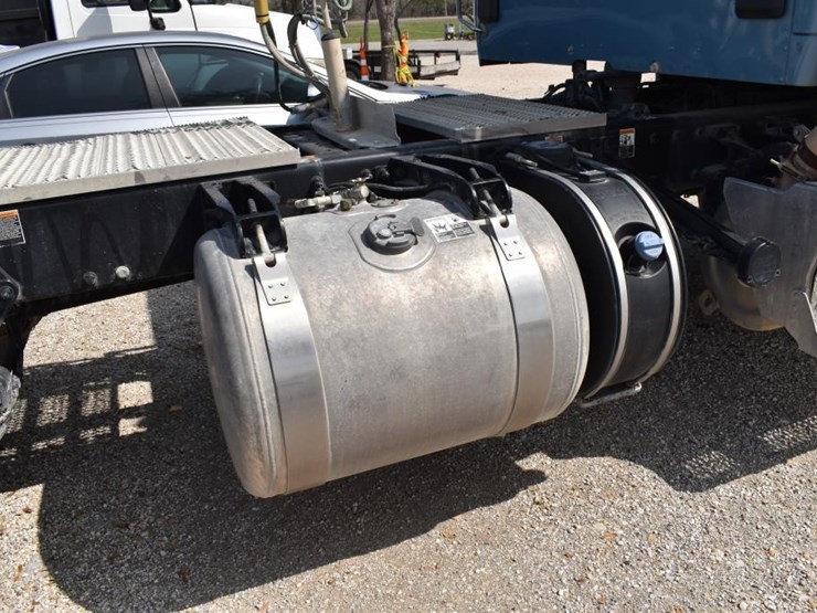 2021-peterbilt-567-image-12