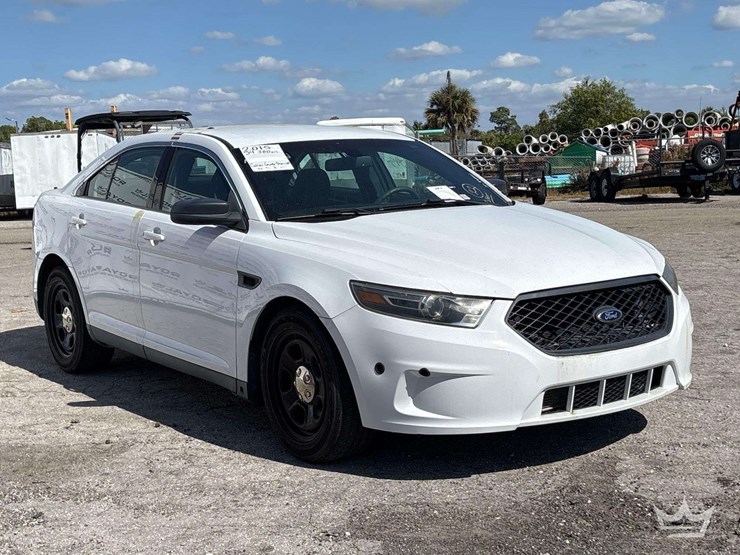 2015-ford-taurus-awd-sedan-image-2