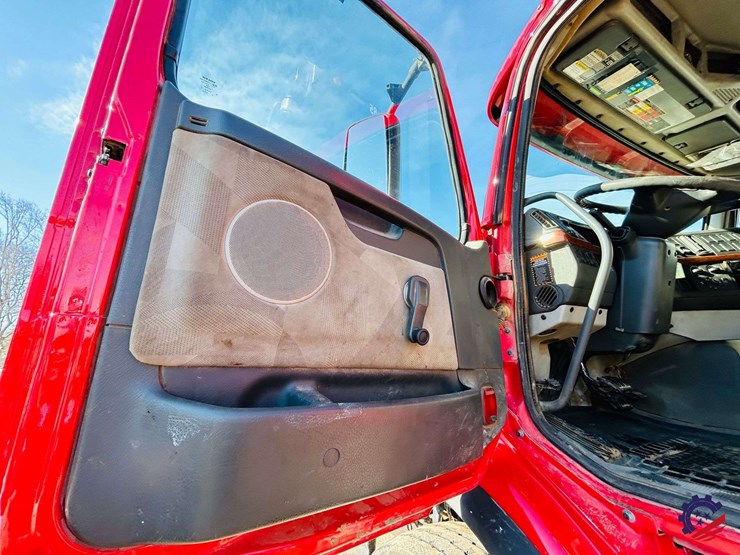 2011-volvo-truck-vhd-tri-axle-dump-truck-image-77