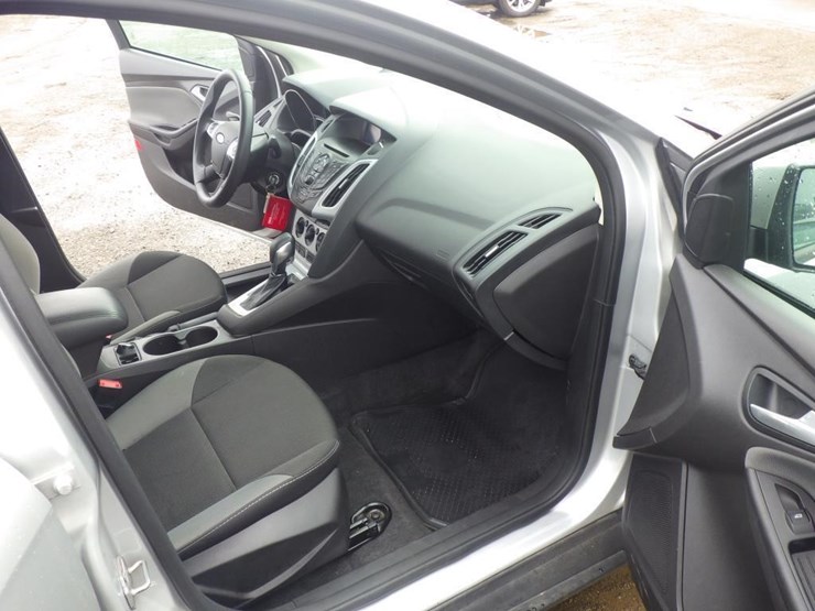 2014-ford-focus-sedan-image-6