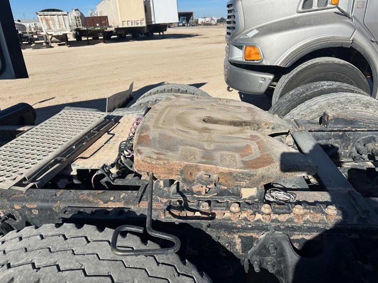 2017-international-lf687-daycab-image-8