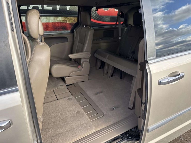 2013-chrysler-town-&-country-image-12