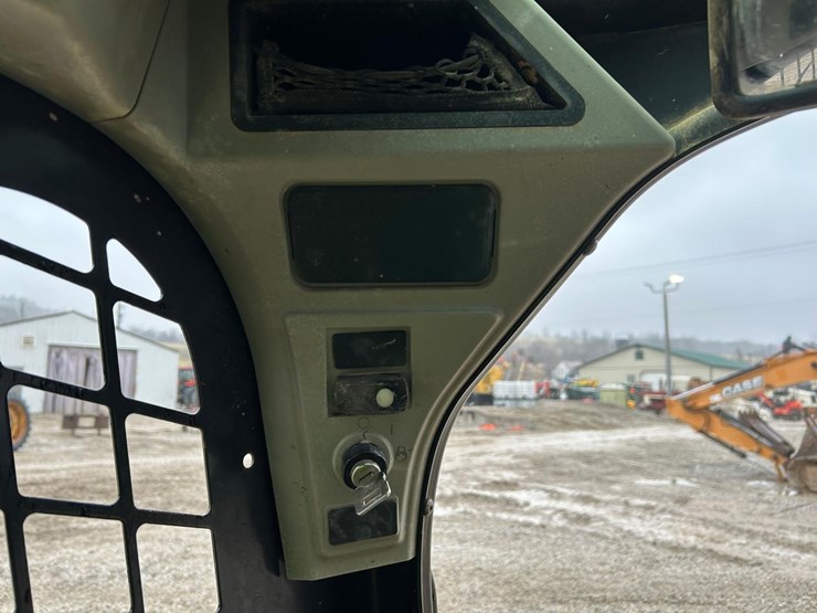 2015-caterpillar-259d-image-22