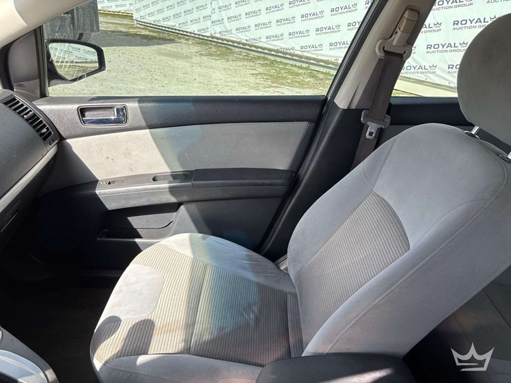 2011-nissan-sentra-sedan-image-16