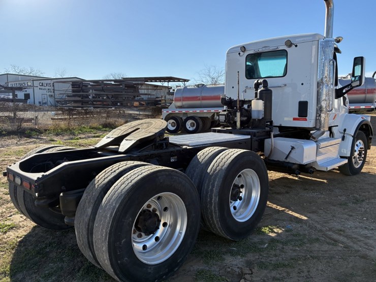 2020-peterbilt-567-image-4