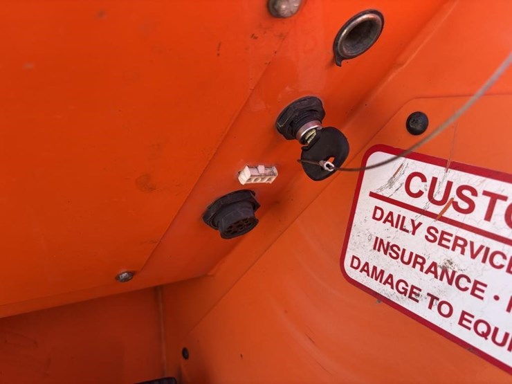 2017-jlg-8042-image-30