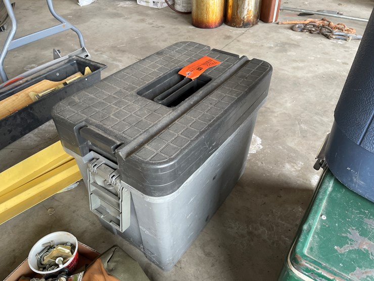 #7622-•-craftsman-box-with-baits-image-1