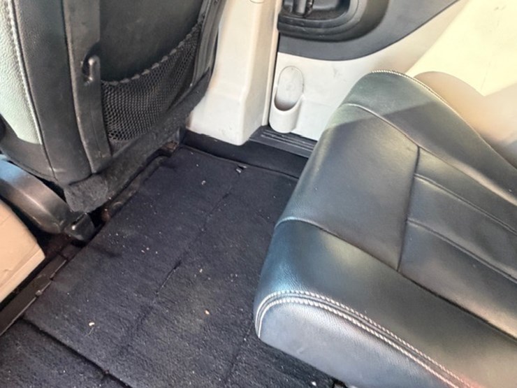 2014-chrysler-town-&-country-image-29