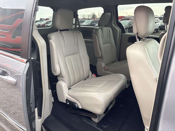 2014-chrysler-town-&-country-image-15