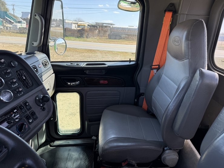 2021-peterbilt-367-image-14