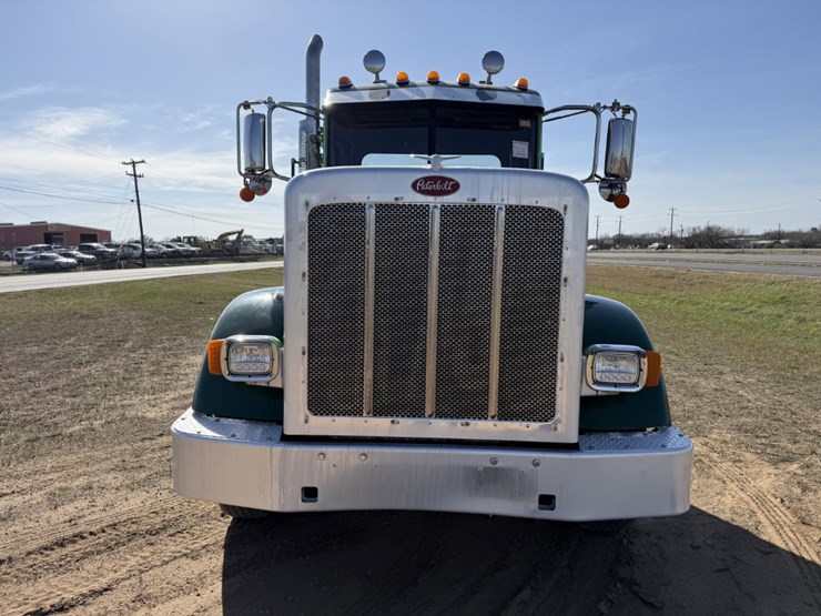 2021-peterbilt-367-image-2