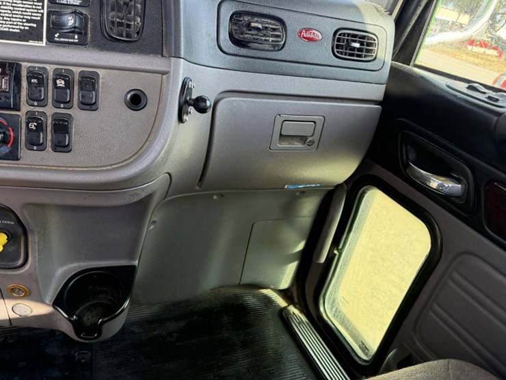 2020-peterbilt-367-image-15