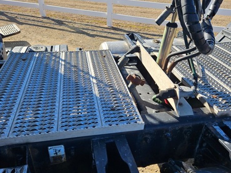 2011-peterbilt-386-image-23