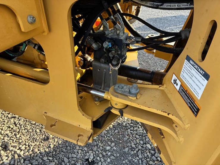 2011-deere-544k-image-19