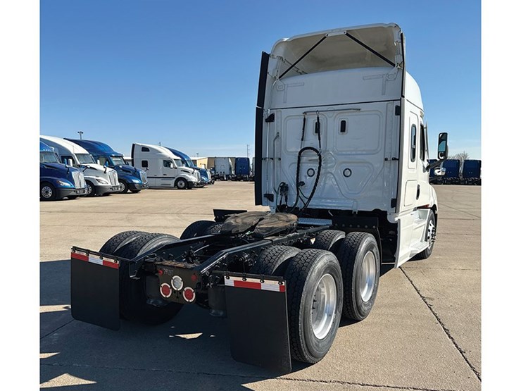 2022-freightliner-cascadia-116-image-3