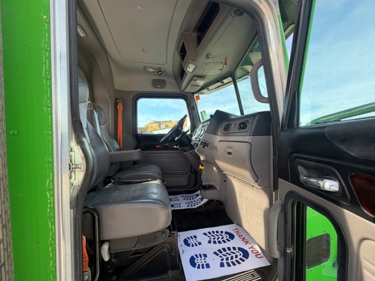 2021-peterbilt-367-image-15