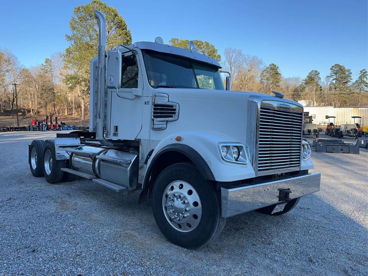 2015-freightliner-122sd-image-5