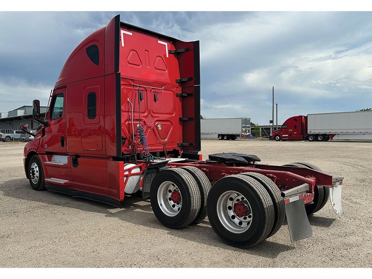 2023-freightliner-cascadia-126-image-2