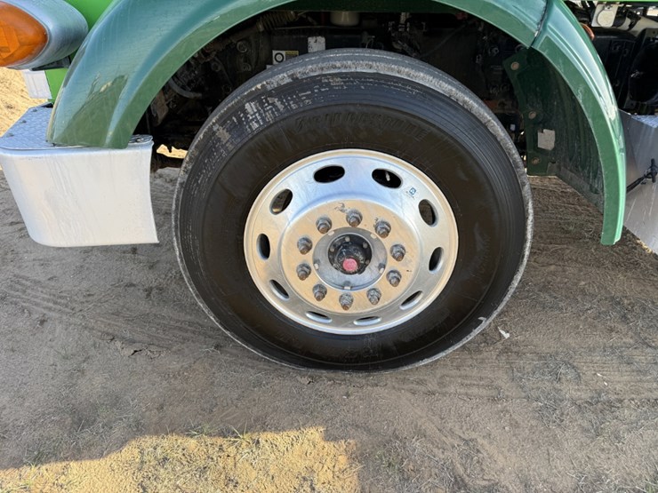 2021-peterbilt-367-image-14