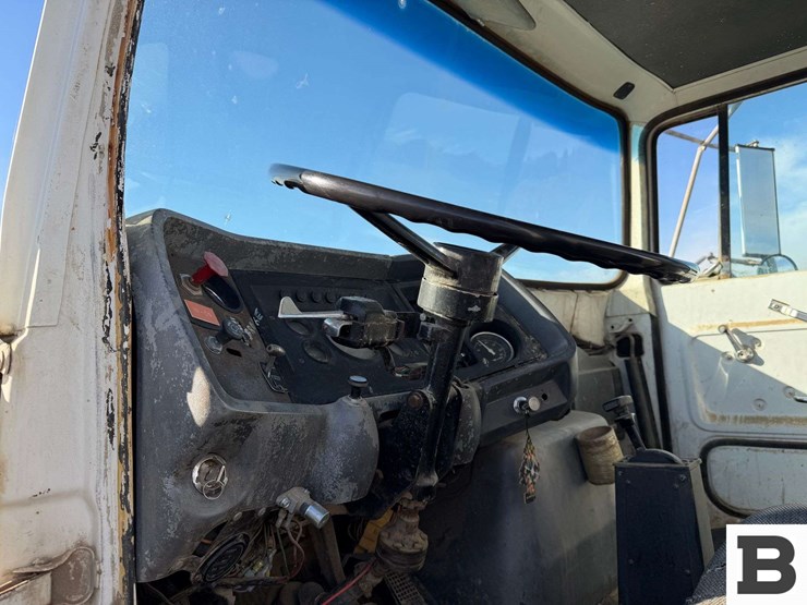 1985-ford-8000-image-56