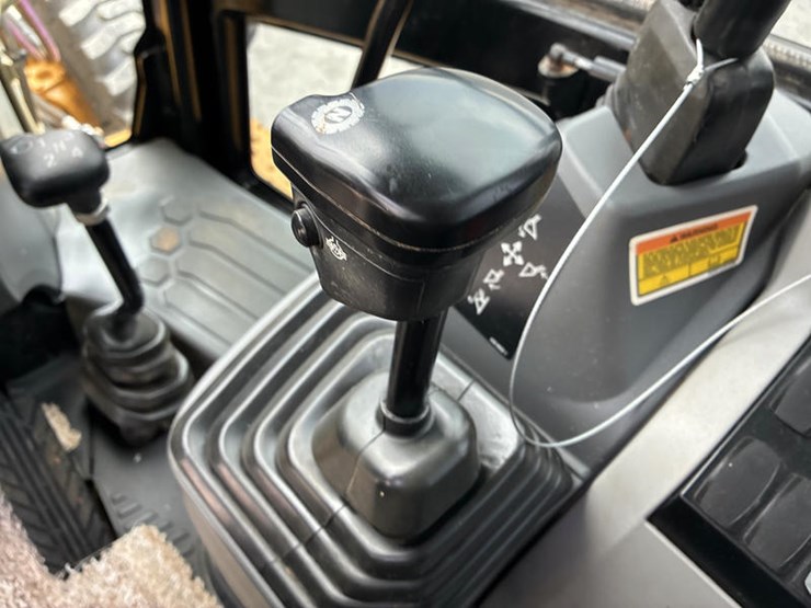 2017-caterpillar-415f2-image-71