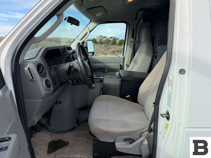 2010-ford-cargo-image-26