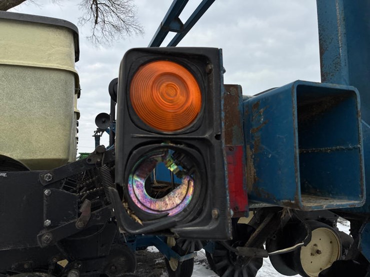 1997-kinze-2600-image-39