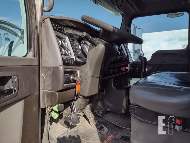 2013-kenworth-t800-image-17