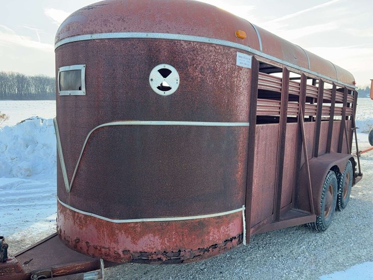 16’-rawhide-livestock-trailer-image-2