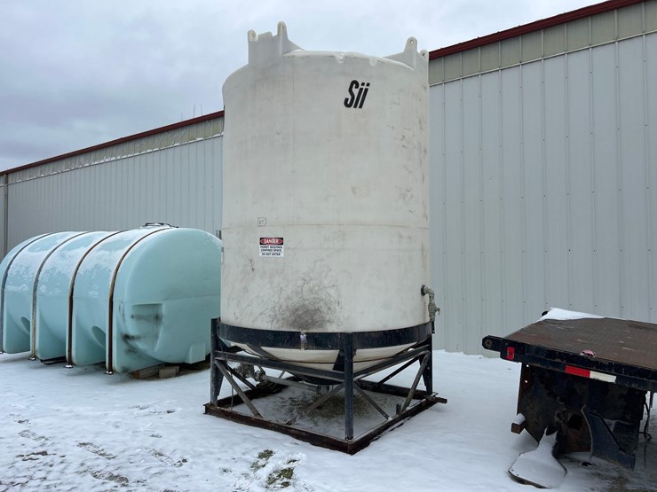 snyder-industries-2500-gal.-cone-bottom-poly-tank-image-1