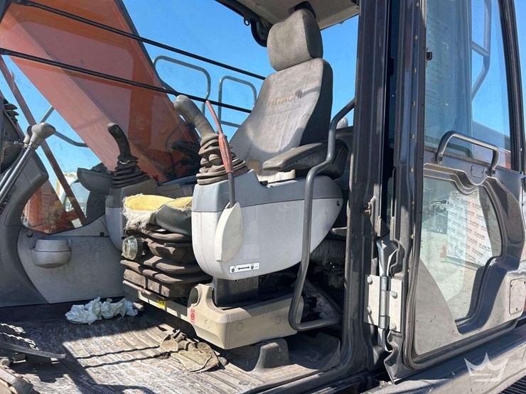 2015-hitachi-zx210-lc-image-17