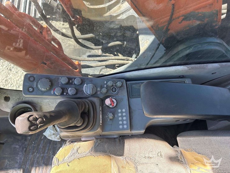 2015-hitachi-zx210-lc-image-15