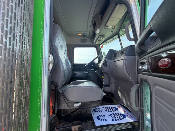 2021-peterbilt-367-image-18